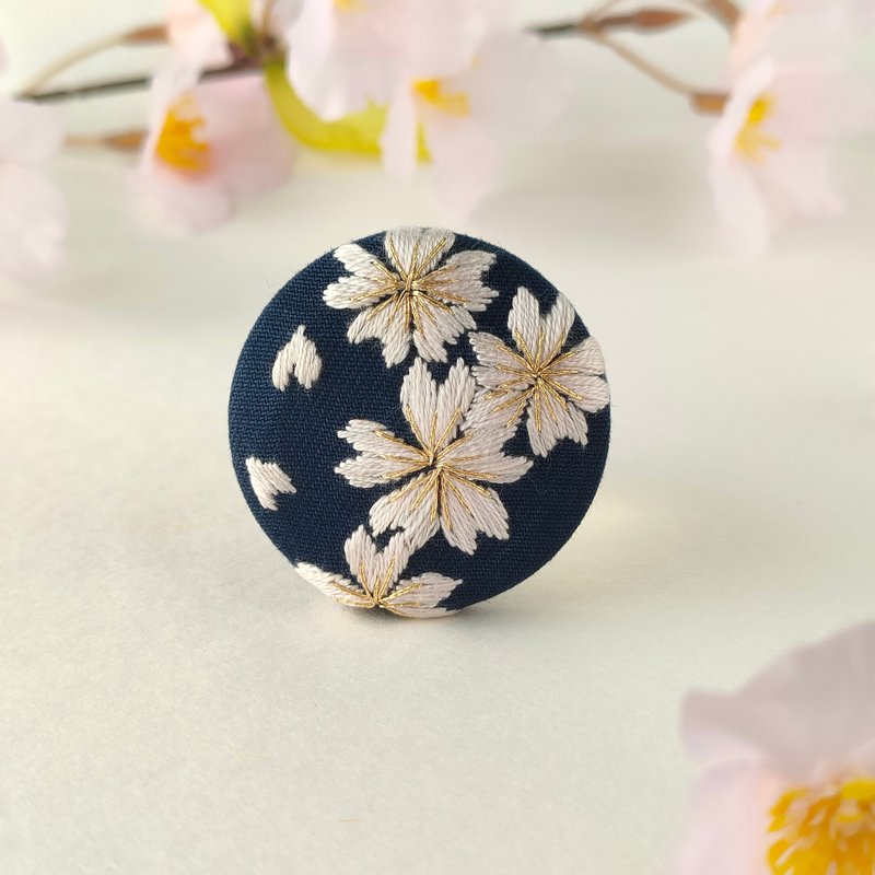 Night cherry blossom embroidery brooch - เข็มกลัด - ผ้าฝ้าย/ผ้าลินิน สึชมพู