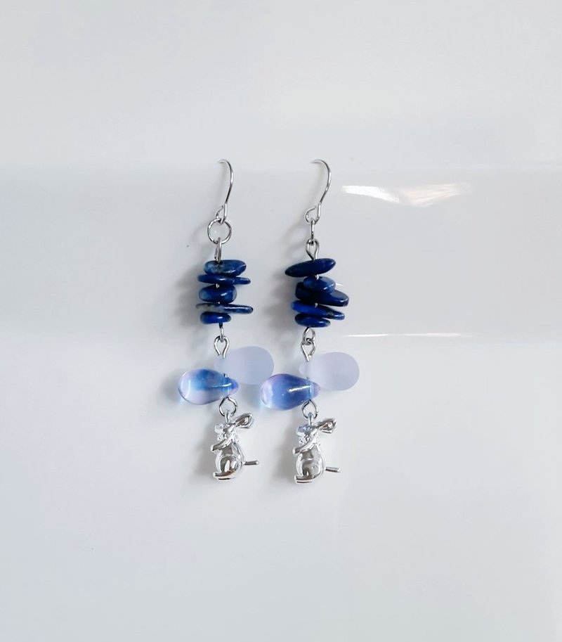 Cute little bunny sways in these lapis lazuli and plump teardrop bead earrings. JKT birthday gift. Can be changed to hypoallergenic earrings or Clip-On. - ต่างหู - เครื่องประดับพลอย สีน้ำเงิน