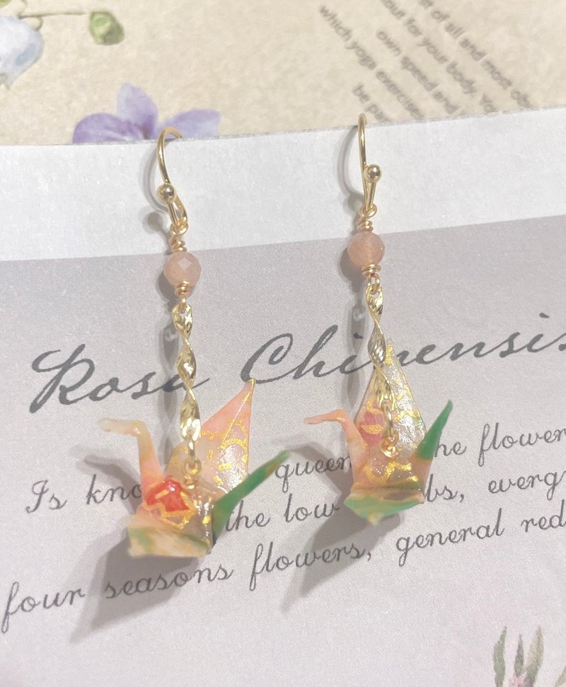 Beautiful colorful orange and green rice origami crane shape with sunstone cut-angle crystal/14K color-preserving crystal earrings - ต่างหู - โลหะ 