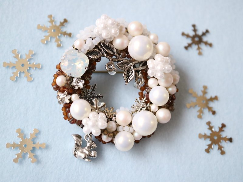 Winter Forest Baby Squirrel Story Last One Wreath Brooch Animal Squirrel Austrian Crystal Glass Snow Snowflake Snowflake Christmas Pearl Ring Hoop Chestnut Rat - Brooches - Glass White