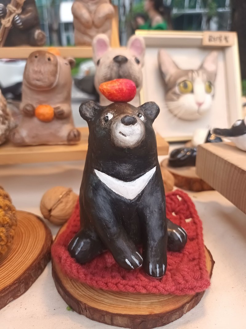 Gift/Customized/Home office healing/Hand-made non-model/Long-looking/Taiwanese black bear ornaments - ตุ๊กตา - ดินเหนียว 