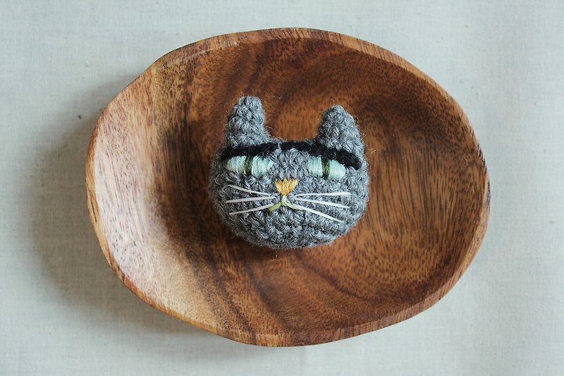 Crochet cat brooch - Grey - เข็มกลัด - ขนแกะ สีเทา