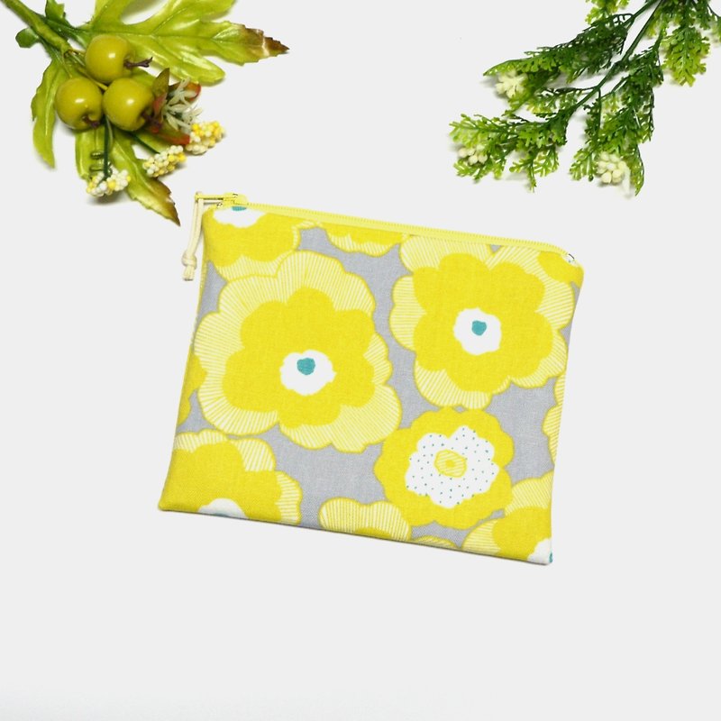 Light yellow flowers Small Zippered Bag /cosmetic bag/storage pouch/earphone bag - กระเป๋าเครื่องสำอาง - ผ้าฝ้าย/ผ้าลินิน สีเหลือง