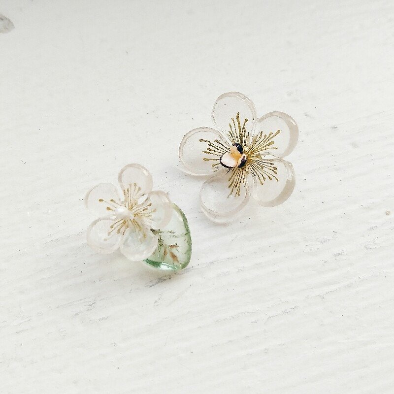 モモリコは透明ではない小さな梅の花のイヤリング15mm - ピアス・イヤリング - その他の素材 透明