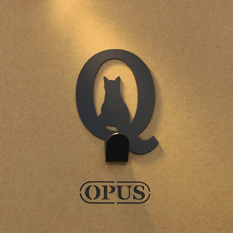 【OPUS Dongqi Metalworking】When a Cat Meets the Letter Q - Hanging Hook (Black)/Wall Decoration Hook - Storage - Other Metals Black