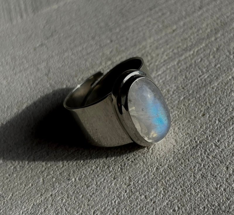 Big moonstone ring, silver 925 ring, oval moonstone ring, sterling silver ring, - แหวนทั่วไป - เงินแท้ สีเงิน