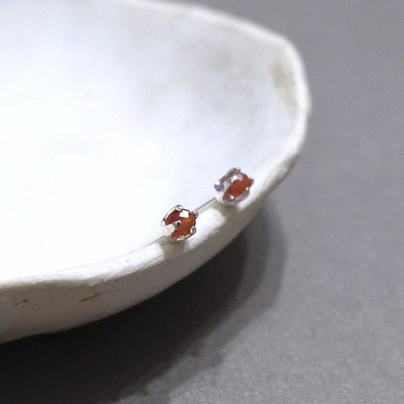 ll 南紅瑪瑙純銀耳骨針 ll 3mm 南紅瑪瑙純銀耳針 ER-00026 - 耳環/耳夾/耳骨夾 - 純銀 紅色