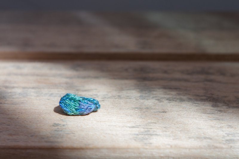 不規則手工刺繡耳環・晶石裡的森林 - 耳環/耳夾 - 繡線 藍色