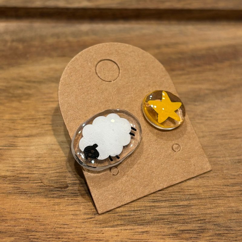 Counting sheep and stars hand-painted earrings - ต่างหู - วัสดุอื่นๆ 