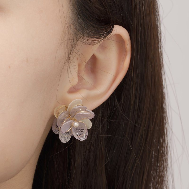 Handmade real flower earrings/now. Dried Flower Earrings Hydrangea Pearl Gift Earrings Clip-On - ต่างหู - พืช/ดอกไม้ หลากหลายสี