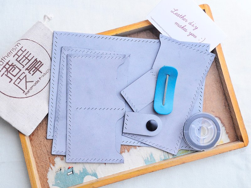 雙咭位四合鈕搭帶護照夾 好好縫皮革材料包 免費刻字 手工包 PASSPORT HOLDER 皮夾 護照夾 證件套 旅行 簡約實用 意大利皮 植鞣皮 客製化 - 皮件/皮革 - 真皮 藍色