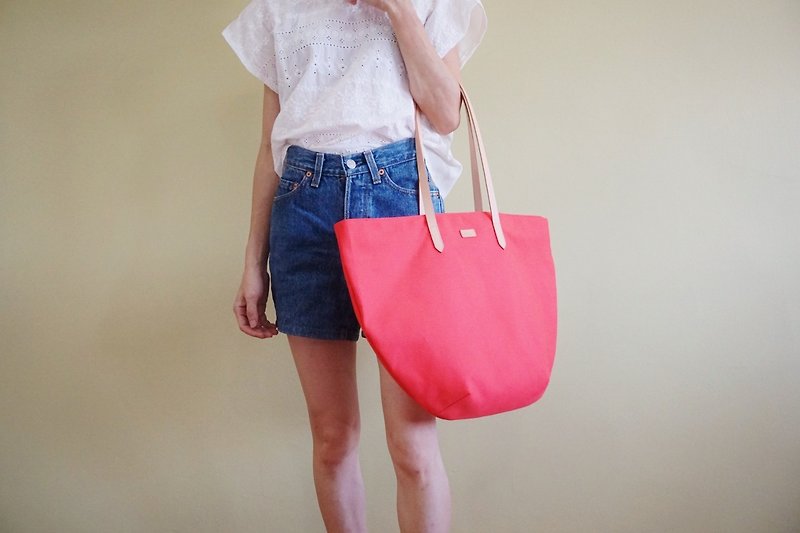 Flamingo Pink Beach Tote Bag with Leather Strap - Casual Weekend Tote - กระเป๋าถือ - ผ้าฝ้าย/ผ้าลินิน สึชมพู