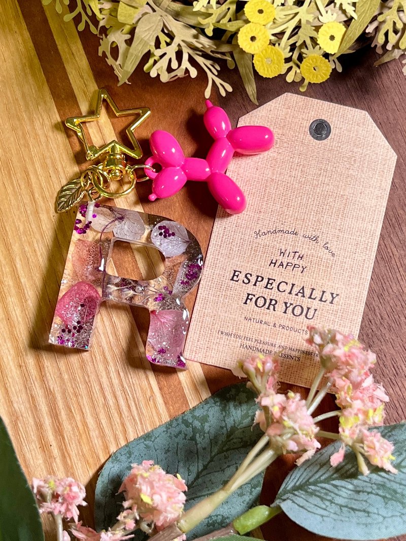 Customized dried flower letter pendant inlaid with immortal flower letter keychain letter pendant - ที่ห้อยกุญแจ - เรซิน หลากหลายสี