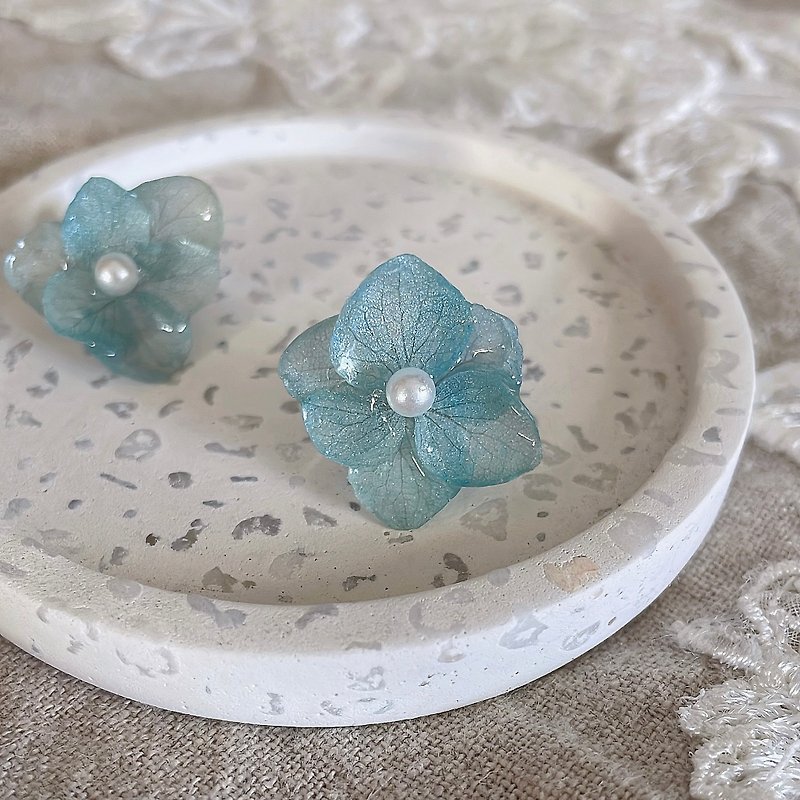 Hydrangea Preserved Flower Earrings Pearl Lustrous Blue Tone Hydrangea - Earrings & Clip-ons - Plants & Flowers Blue