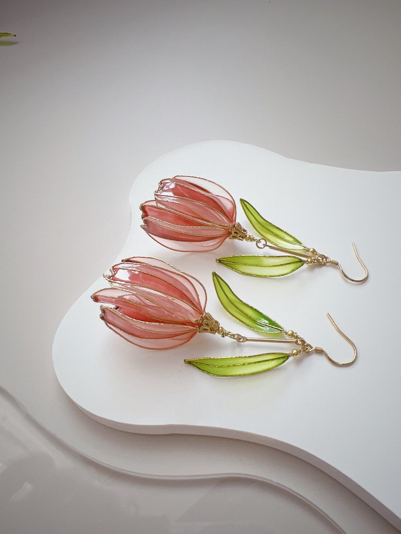 Confessions of Love Red Tulip Drop Resin Earrings - ต่างหู - เรซิน สีแดง