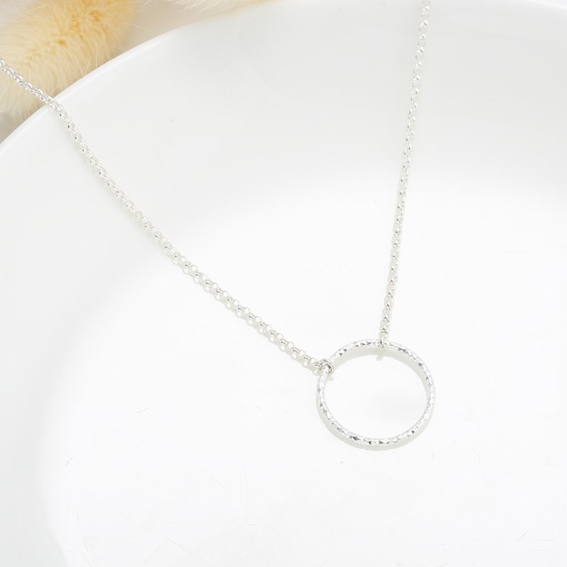 Simple hammered circle s925 sterling silver necklace Valentine's Day gift - Necklaces - Sterling Silver Silver