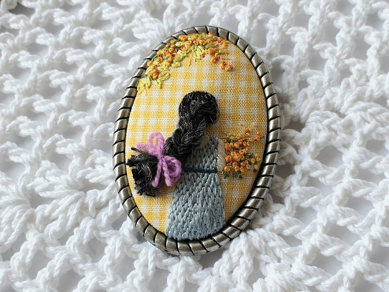 Embroidery /Brooch /Back view girl - Brooches - Cotton & Hemp 