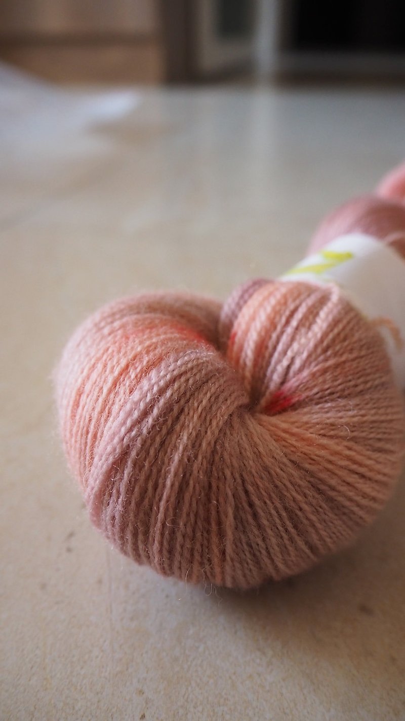 手染めのレース糸。ピンクバレエ（100 BFL /レース） - 編み物/刺繍/羊毛フェルト/裁縫 - ウール 