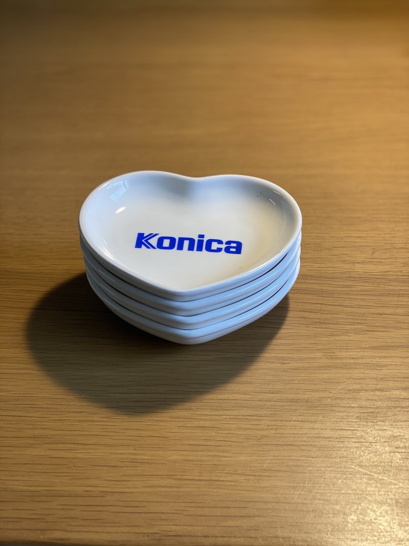 Japan Konica heart-shaped ceramic plate - จานและถาด - เครื่องลายคราม 