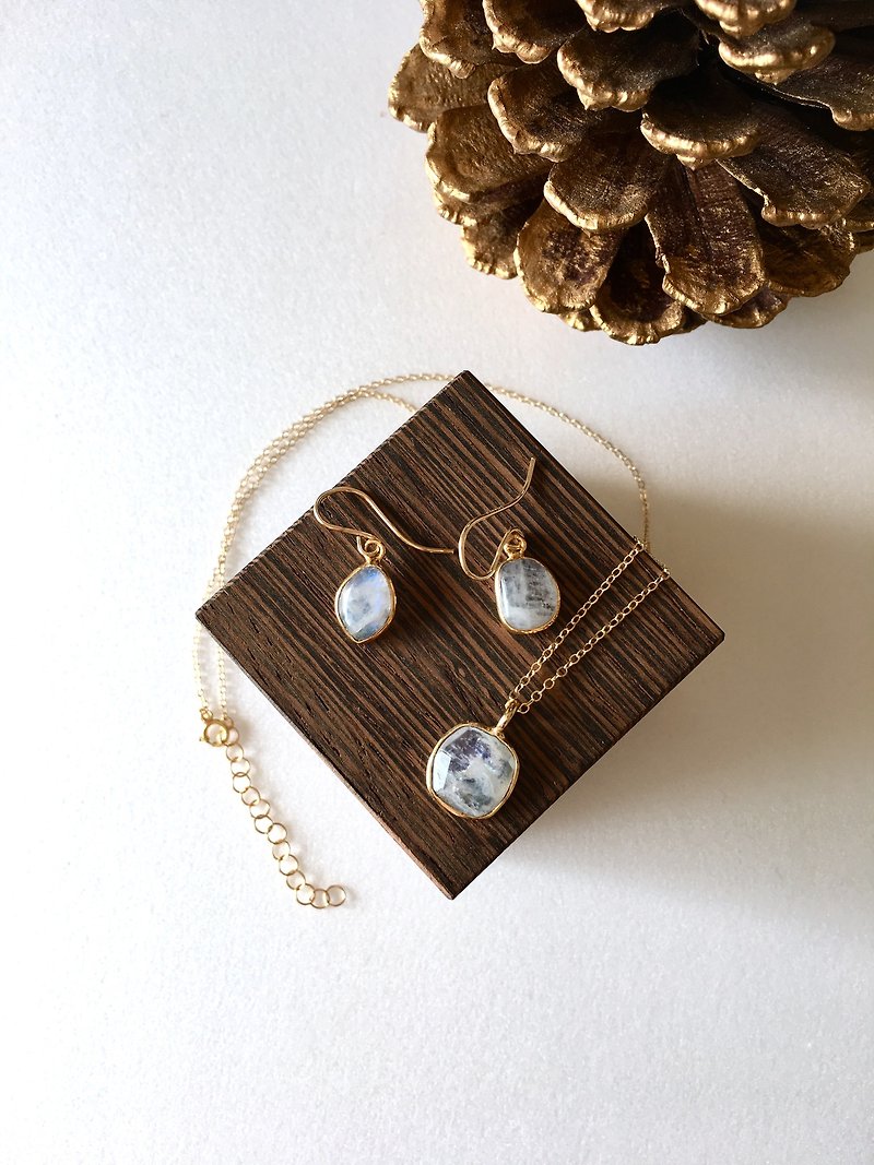 Moonstone bezel necklace and hook-earring ALL 14 kgf - สร้อยคอ - เครื่องประดับพลอย ขาว
