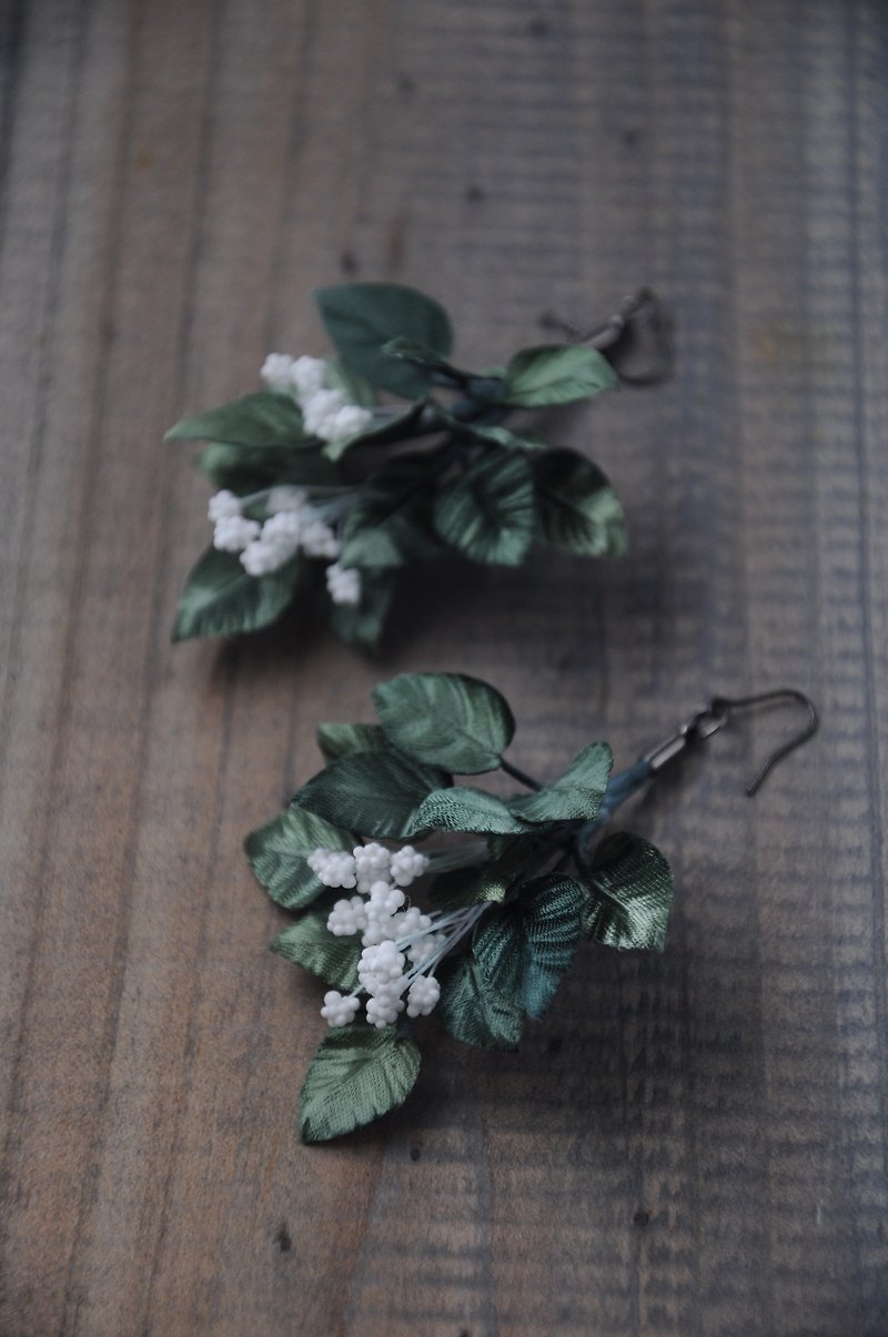 【Japanese Dyeing Flower Craft】Leaf Earrings | Cloth Flower Ornaments | Customized Gifts - Earrings & Clip-ons - Cotton & Hemp Green