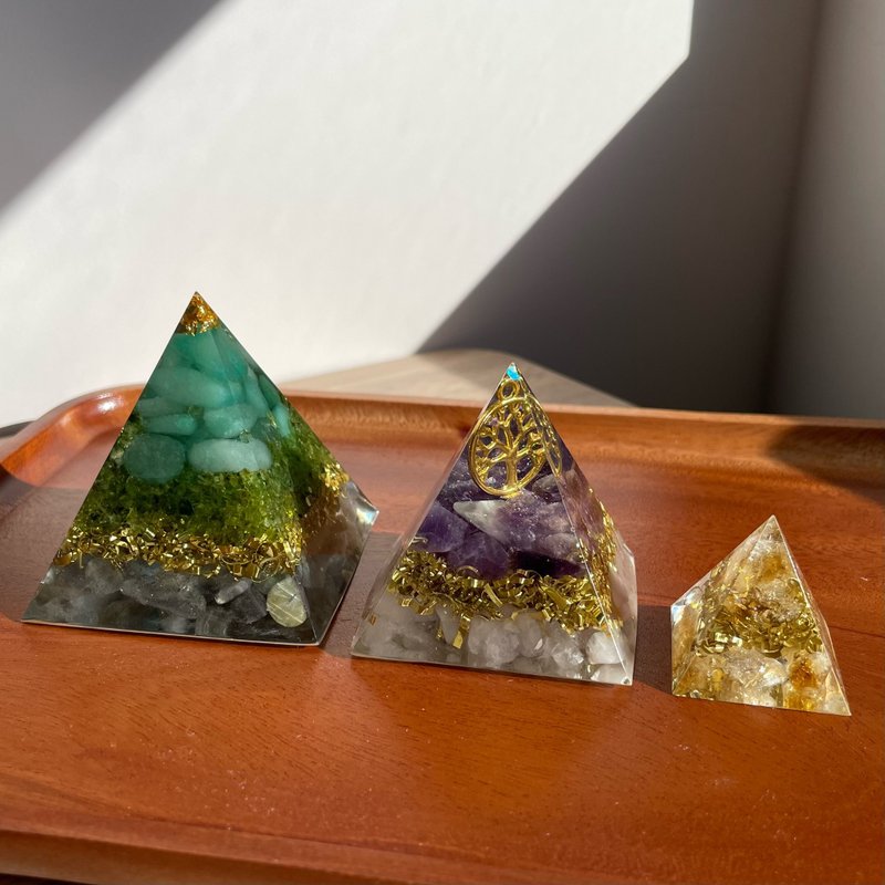 Pyramid | Handmade customized Organ energy crystal - ของวางตกแต่ง - เรซิน 