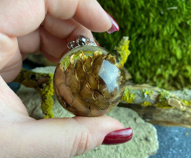 Resin pine hot sale cone pendant