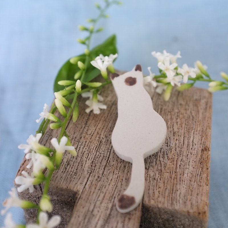 Siamese cat sit / ceramic brooch / handmade  - Brooches - Pottery White