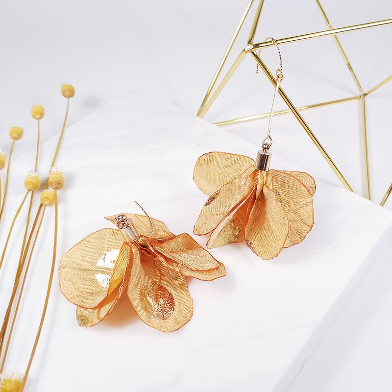 Daqian design temperament extravagant ribbons, golden flowers, retro earrings, clips, gift, ceremonial feast - ต่างหู - ผ้าฝ้าย/ผ้าลินิน สีทอง