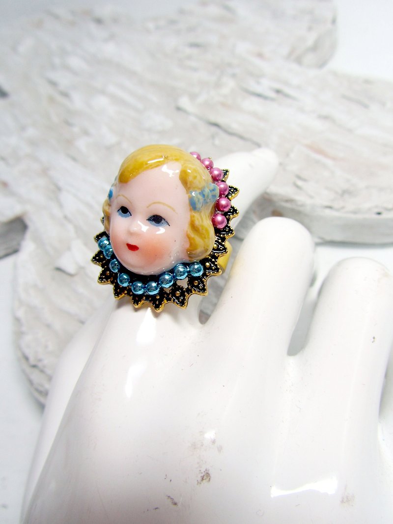 TIMBEE LO imitated ceramic little girl head ring noble style - แหวนทั่วไป - กระดาษ สีทอง