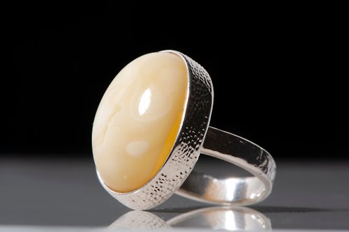 AVAmber 自然优雅独一无二的手工艺术琥珀戒指