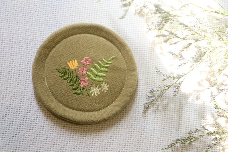 深卡其色/杯墊/刺繡款/自家繪製電繡/如果三巷 - 杯墊 - 棉．麻 卡其色