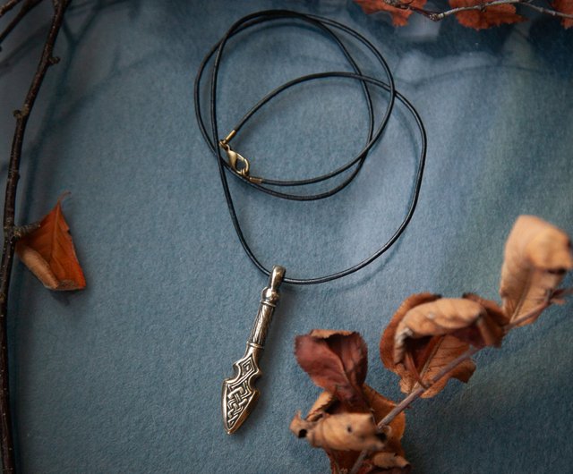 革紐の武器ペンダント。槍のネックレス。戦士のジュエリー。男性