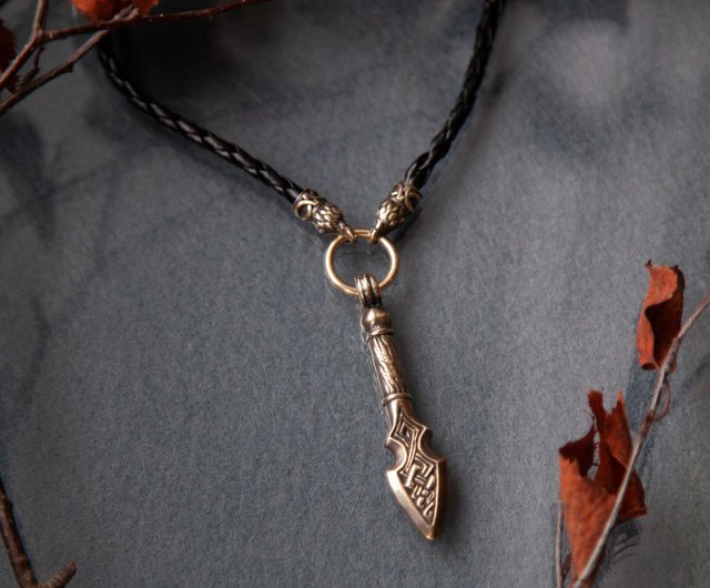 革紐の武器ペンダント。槍のネックレス。戦士のジュエリー。男性