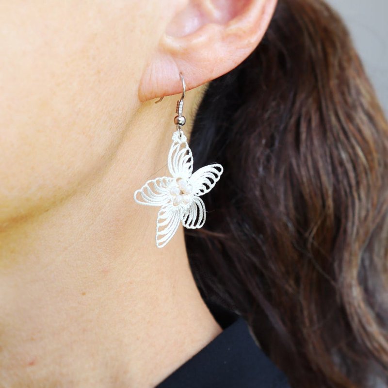 PREMIUMレースのピアス【ステラ】アイボリー - 耳環/耳夾/耳骨夾 - 繡線 白色