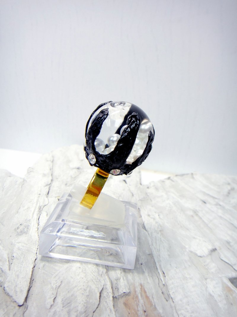 OBK Series Black Claw Glass Ball Pearl Ring Gold Silver Foil Crystal Ball Soft Rubber Black Dark Series - แหวนทั่วไป - แก้ว 