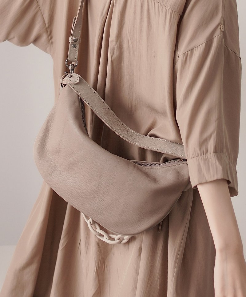 Leather Oval Chain 2 Use Crossbody Waist Bag Side Backpack Apricot Grey - กระเป๋าแมสเซนเจอร์ - หนังแท้ สีเทา