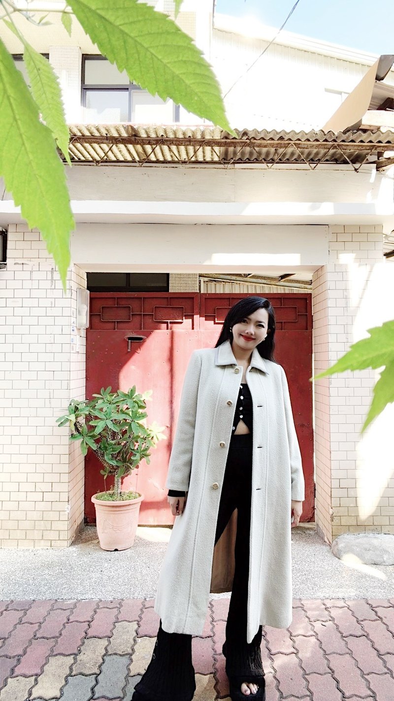 A sophisticated vintage wool long coat in a subtle grey-beige textured pattern, exuding an air of noble elegance and structure. - เสื้อแจ็คเก็ต - ขนแกะ สีกากี