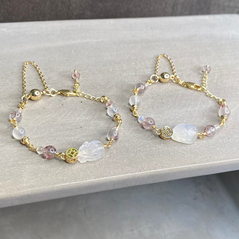 Money coin fox shape moonstone super seven gold strawberry moonlight bracelet charming and popular peach blossom - Bracelets - Crystal White