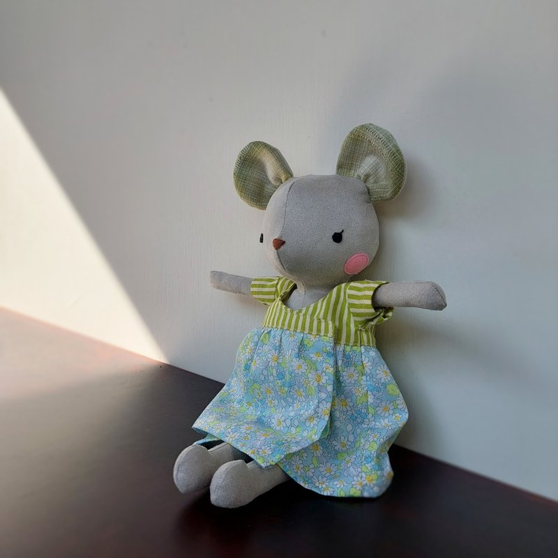 Handmade Fabric Mouse Doll - ตุ๊กตา - ผ้าฝ้าย/ผ้าลินิน สีเงิน