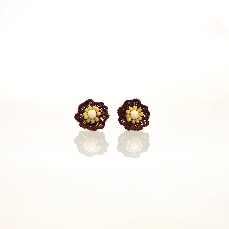 Small Flower Embroidery Earring Bordeaux - ต่างหู - งานปัก สีแดง