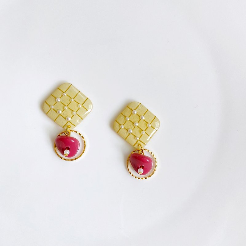 Raspberry Muffins - Pin/Clip Earrings - ต่างหู - เรซิน สีเหลือง