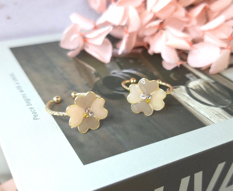 Maillard Clover Crystal Flower Resin Ring - แหวนทั่วไป - เรซิน สีกากี