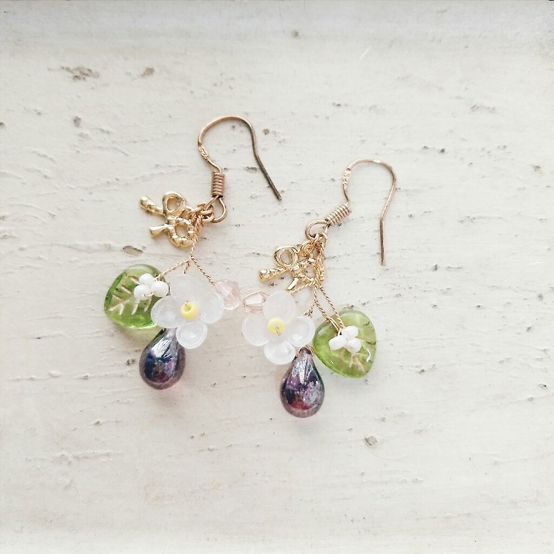 Earrings with florets, fruit and grapes can be changed into clip-on styles - ต่างหู - วัสดุอื่นๆ สีม่วง
