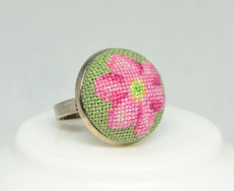 帶粉色花朵的刺繡戒指 送給女性的最佳禮物 十字繡圓形花朵戒指 - 戒指 - 繡線 粉紅色