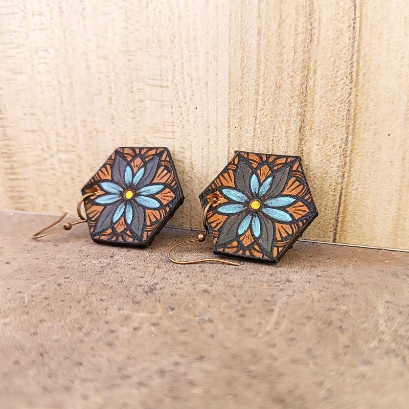 Hand Painted Floral Mandala Dangle Leather Earrings, Boho Summer Jewelry - 耳環/耳夾/耳骨夾 - 真皮 多色