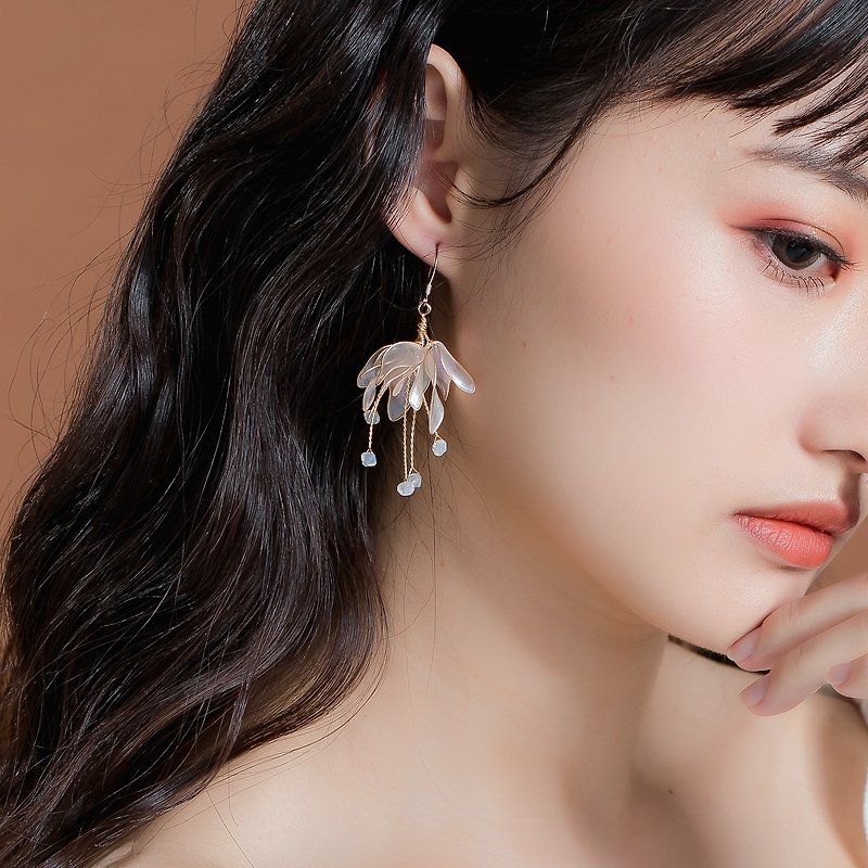 [Dreamlike- Silver Snow White] Dangle Earrings | Crystal Flower Jewelry - Earrings & Clip-ons - Resin White