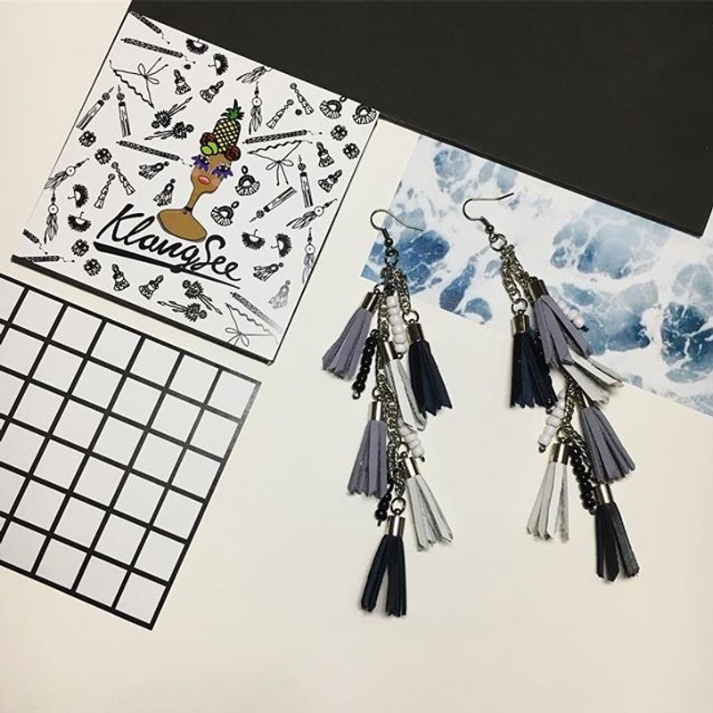 earrings: leather tassel - 耳環/耳夾/耳骨夾 - 其他材質 灰色