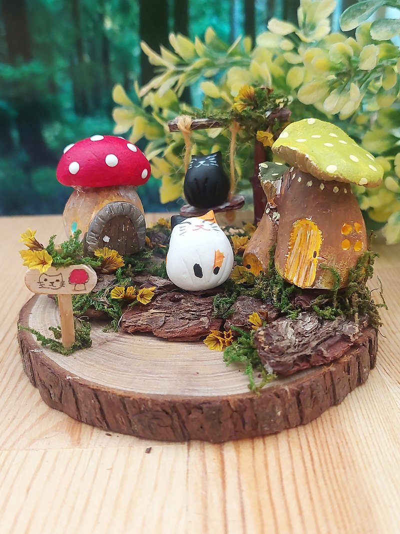 Cat’s Mushroom House-Group C - Items for Display - Other Materials Multicolor