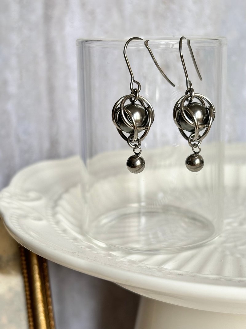 Capture Pearl Earrings (Iron Gray) Stainless Steel Earrings - สร้อยคอ - สแตนเลส สีเงิน